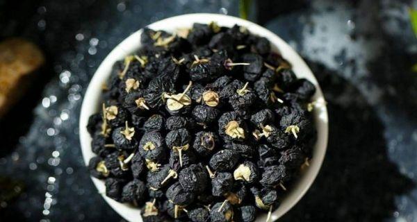 黑枸杞的神奇功效——生吃黑枸杞的好处（黑枸杞可以生吃吗？如何正确食用？）