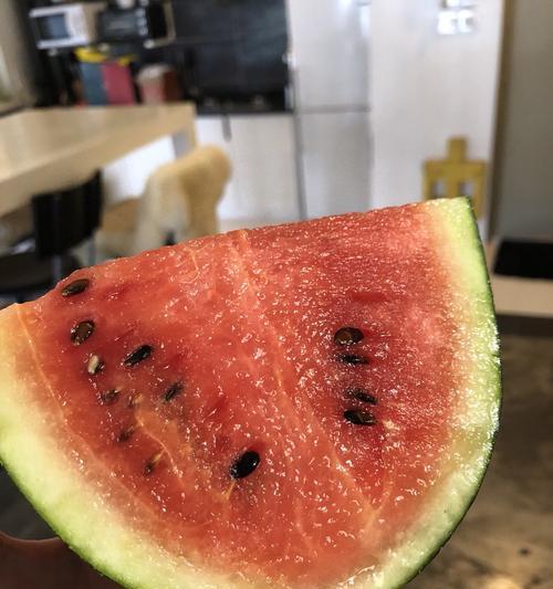 如何挑选好吃的黑美人西瓜（从外观到内部，教你选择最美味的黑美人西瓜）