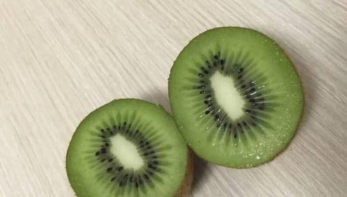 奇异果的果肉颜色究竟是什么？（探究奇异果的果肉颜色之谜）