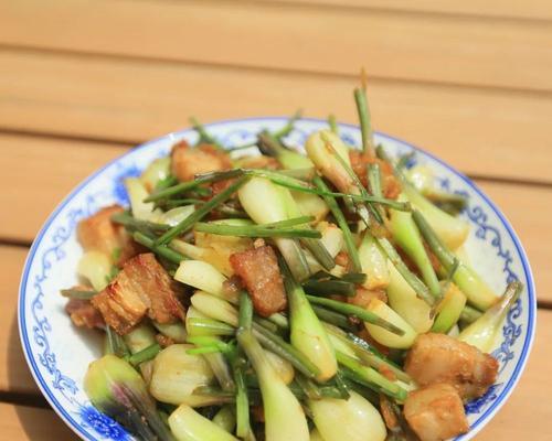 藠头，四季皆宜的美食（探秘藠头的神奇之处，让它成为你餐桌上的常客）