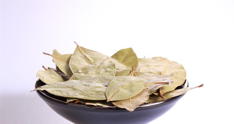 香叶是什么树的叶子？——解开这种常见草药的神秘面纱（来自广大自然的馈赠——香叶传承与利用）